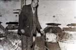 Ο Πάνος Πράτσος το 1962, στην αποθήκη ελαιοτριβείου στην Αγιάσο. Διακρίνονται τα πιθάρια με το λάδι. Αρχείο Π. Πράτσου.