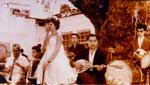 Στο καφενείο του "Αρμενάκη", στον "Κήπο της Παναγιάς" στην Αγιάσο το 1957, παίζουν οι Αγιασώτες μουσικοί, Στρατής Σουσαμλής ("Σελέμης") - κλαρίνο, Μάριος Σουσασμλής - ακορντεόν, Κώστας Ζαφειρίου - σαντούρι, Γρηγόρης Κουρβανιός -μπουζούκι και Παναγιώτης Σουσαμλής - ντραμς. Αρχείο Π. Σουσαμλή.