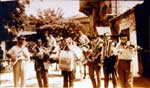 Στο πανηγύρι του Άγιου Χαράλαμπου ή του "Ταύρου" στην Αγία Παρασκευή το 1959, Αγιασώτες μουσικοί συνοδεύουν καβαλάρηδες. Ευριπίδης Ζαφειρίου ("Καζίνο") -σαξόφωνο, Στρατής Σουσαμλής ("Σελέμης") - κλαρίνο, Γρηγόρης Κουρβανιός - κάσσα, Παναγιώτης Σουσαμλής - ευφώνιο, Παναγιώτης Μαλούκης - ακορντεόν και Βασίλης Σουσαμλής - βιολί. Αρχείο Π. Σουσαμλή.