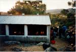 Προετοιμασία του "κισκέκ" στην εξοχική τοποθεσία "Ταύρος", στο πανηγύρι του Άγιου Χαράλαμπου ή του "Ταύρου" της Αγίας Παρασκευής το 1996.