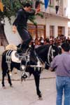 Καβαλάρηδες κάνουν φιγούρες πάνω στα άλογα στο πανηγύρι του Αγίου Γεωργίου στη Θερμή το 1996. Φωτογραφία της "Κιβωτού".