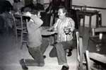 Γλέντι σε καφενείο στα Πάμφιλα το 1997. Ο "χορός με τα μαχαίρια". Ο Βασίλης Βέτσος στο βάθος παίζει ούτι. Χορεύουν ο Σόλωνας Λέκκας και ο Νεοπτόλεμος Δεληγιάννης. Φωτογραφία Γ. Νικολακάκη.